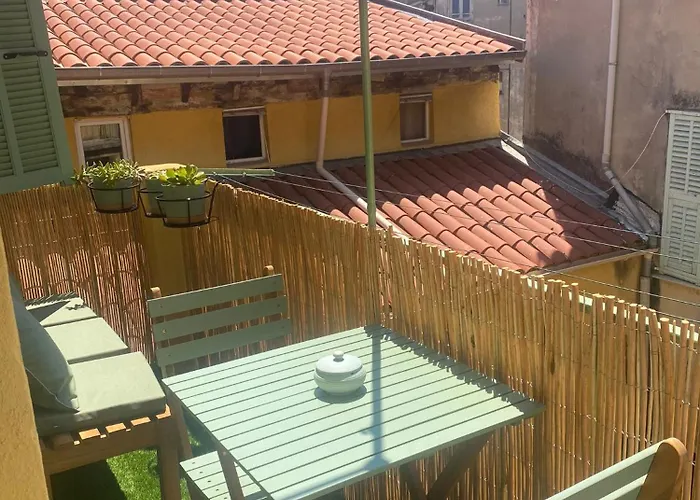 Historic Bright And Beautiful Apartment In Old Nice With Castle Hill View