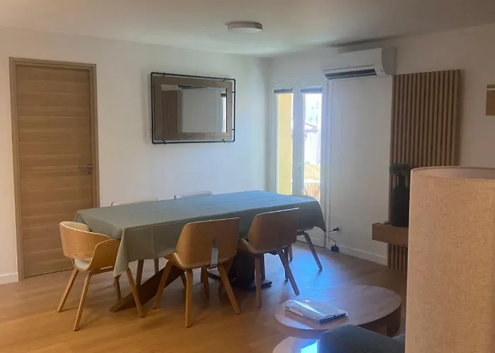 Historic Bright And Beautiful Apartment In Old Nice With Castle Hill View